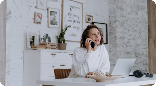 ragazza risponde al telefono